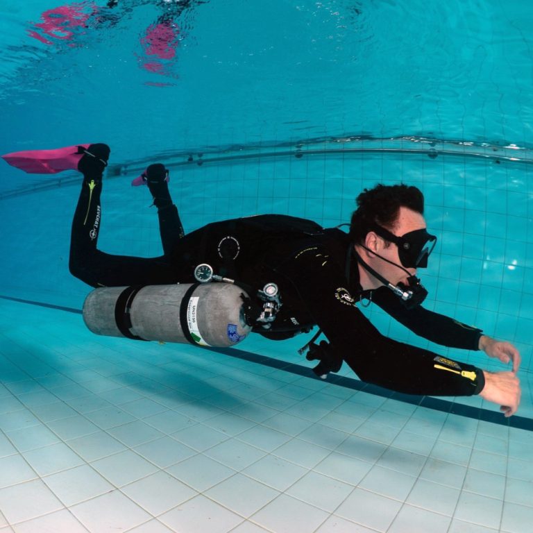 Instructor demonstrating valve shutdown drill in twinset during Tec Basics pool session